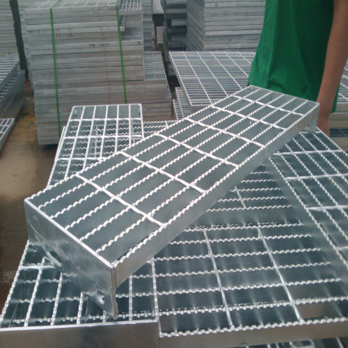 Easy installation and duration steel grating for stair treads